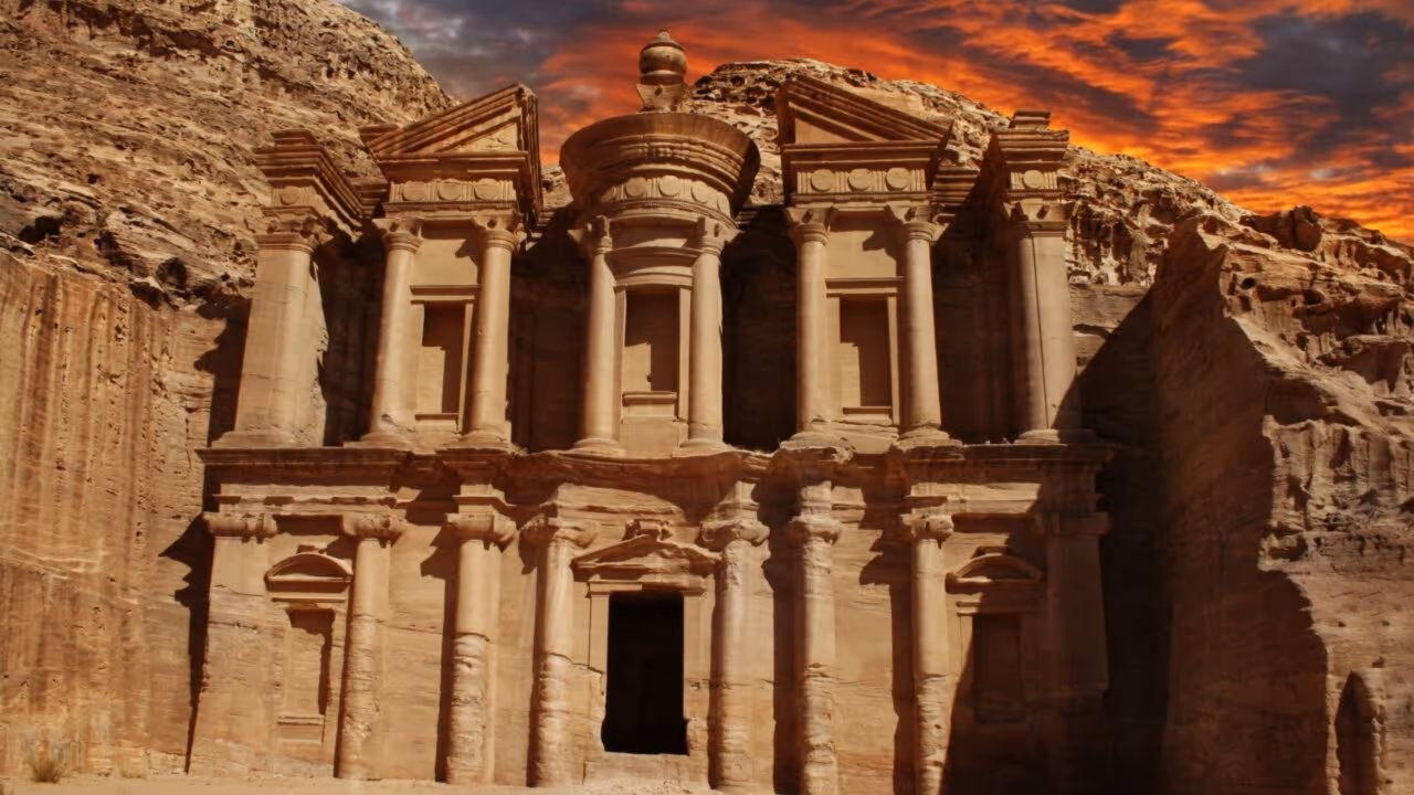 Arqueólogos comemoram após descoberta de um sofisticado sistema de água na mítica cidade de Petra