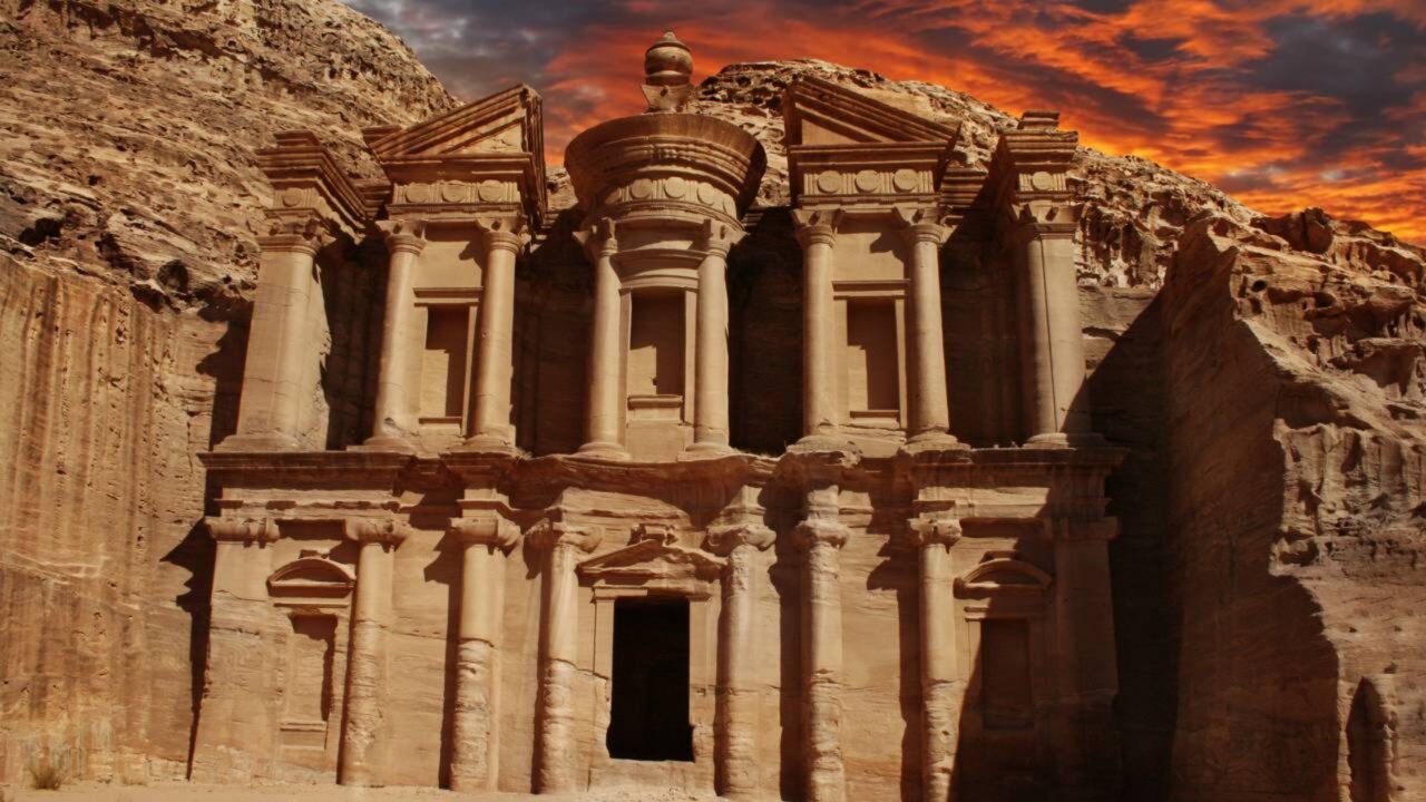 Arqueólogos comemoram após descoberta de um sofisticado sistema de água na mítica cidade de Petra