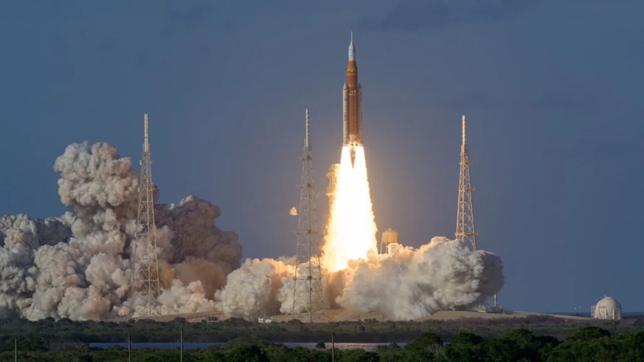 Artemis 2: Lançamento é um sucesso e astronautas estão agora dando a volta na Terra para pegar embalo até a Lua