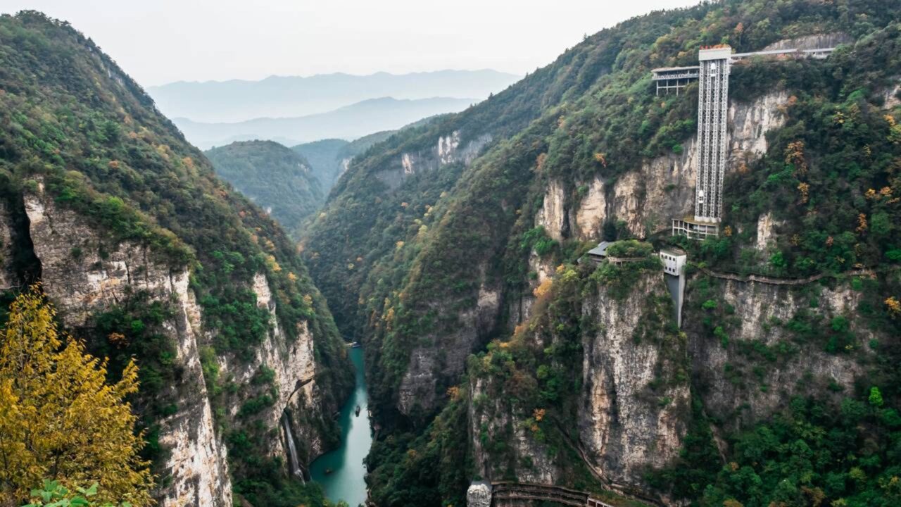 O elevador assustador construído em um penhasco de 300 metros na China que quebrou três recordes mundiais