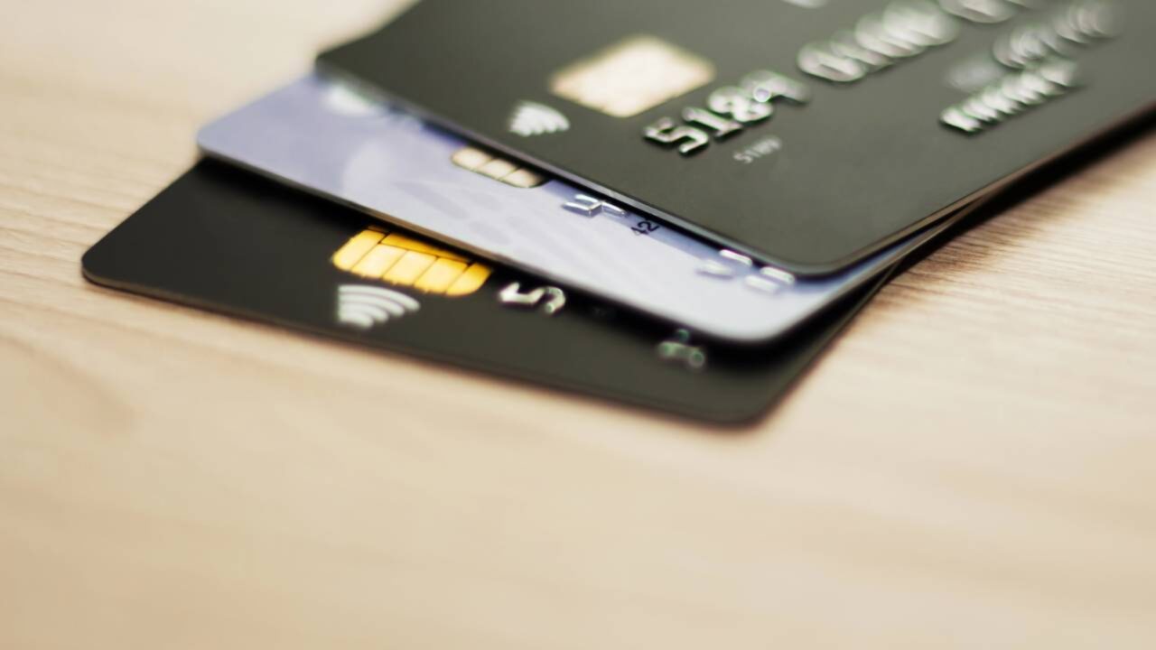 Bancos devem cancelar os débitos diretos mediante solicitação. Por que não é o mesmo para pagamentos com cartão