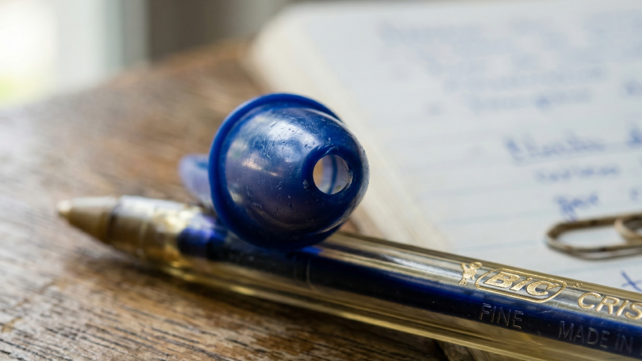 Nem enfeite, nem defeito: o buraco na tampa da caneta Bic tem uma função que muita gente nunca imaginou