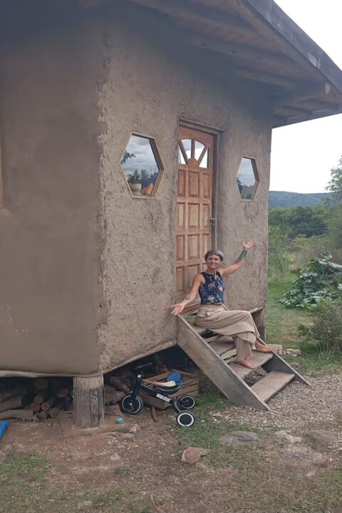 Bioconstrução nas montanhas de Córdoba Uma mulher construiu a própria casa de barro, palha e madeira para viver com seu filho