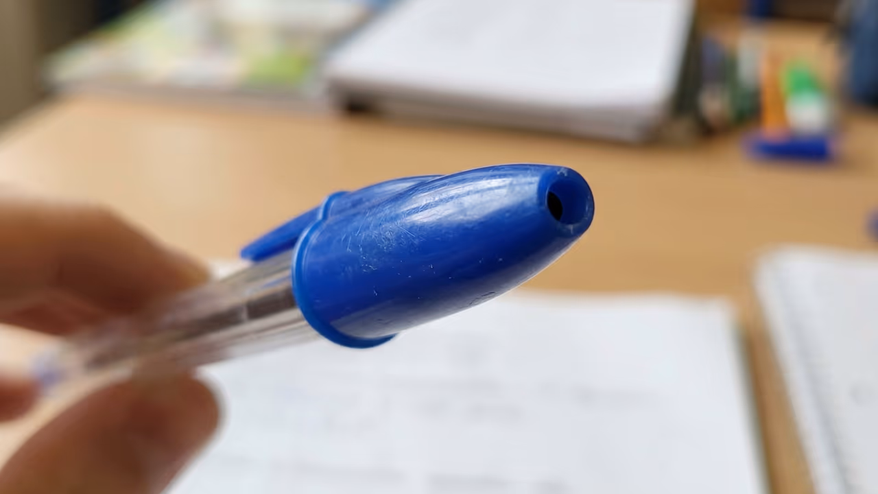 Nem enfeite, nem defeito: o buraco na tampa da caneta Bic tem uma função que muita gente nunca imaginou