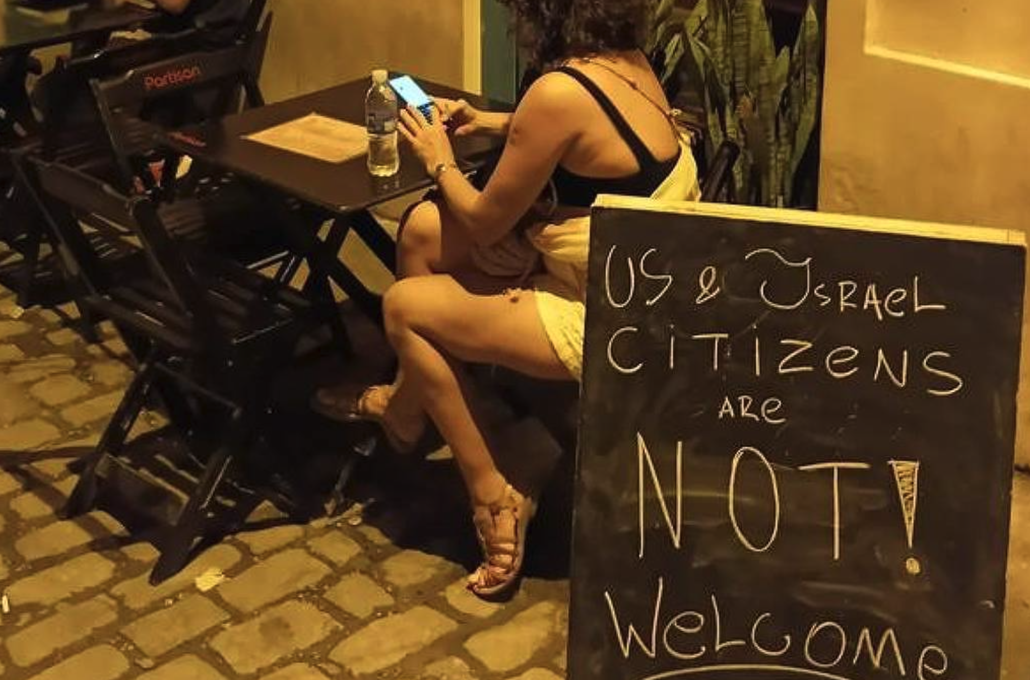 Bar no Rio é multado por placa com aviso contra americanos e israelenses