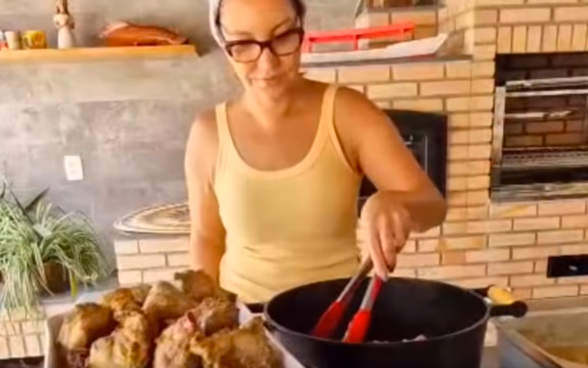 Crusoé: Janja posa de ‘tradwife’