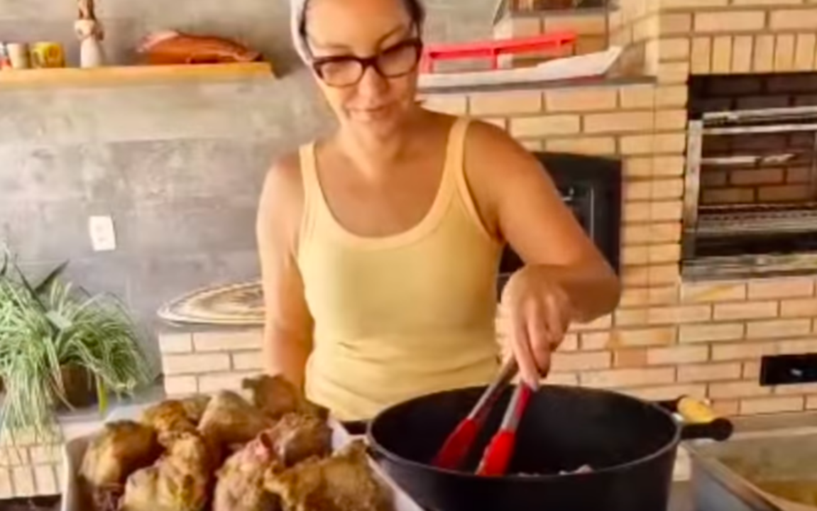 Crusoé: Janja posa de ‘tradwife’