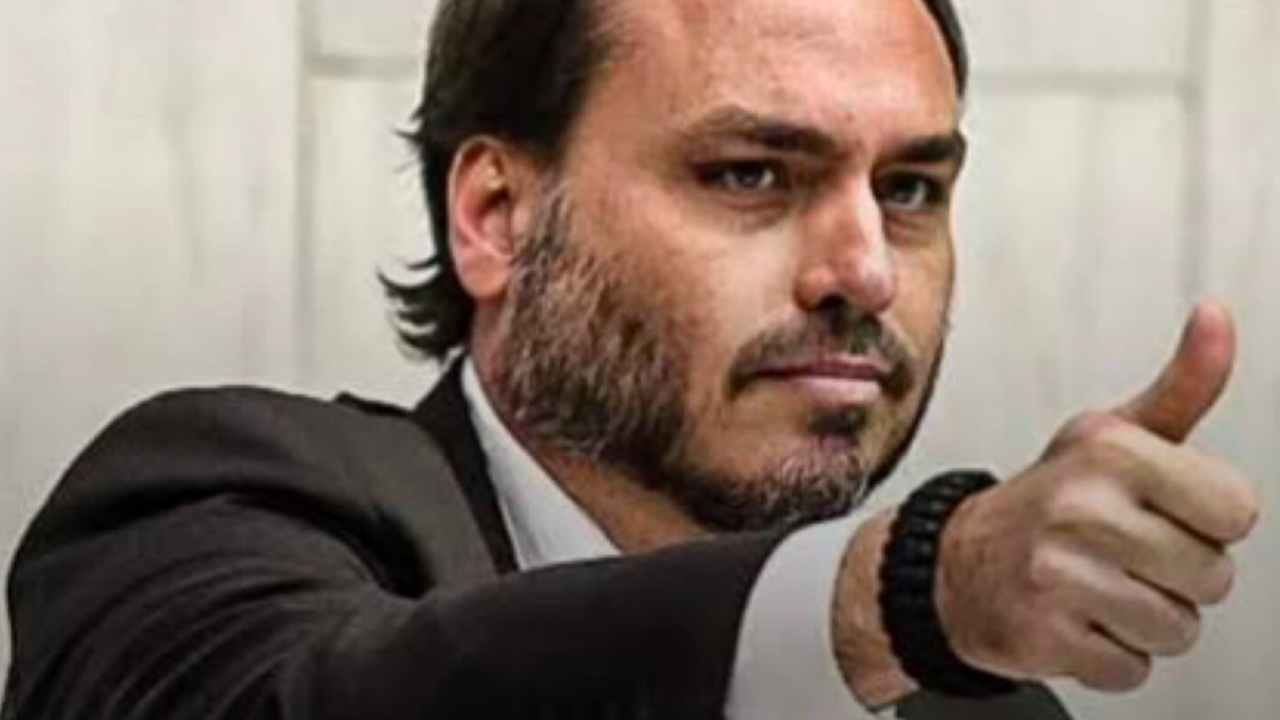 Crusoé: Carlos Bolsonaro contra o “sistema” em Santa Catarina