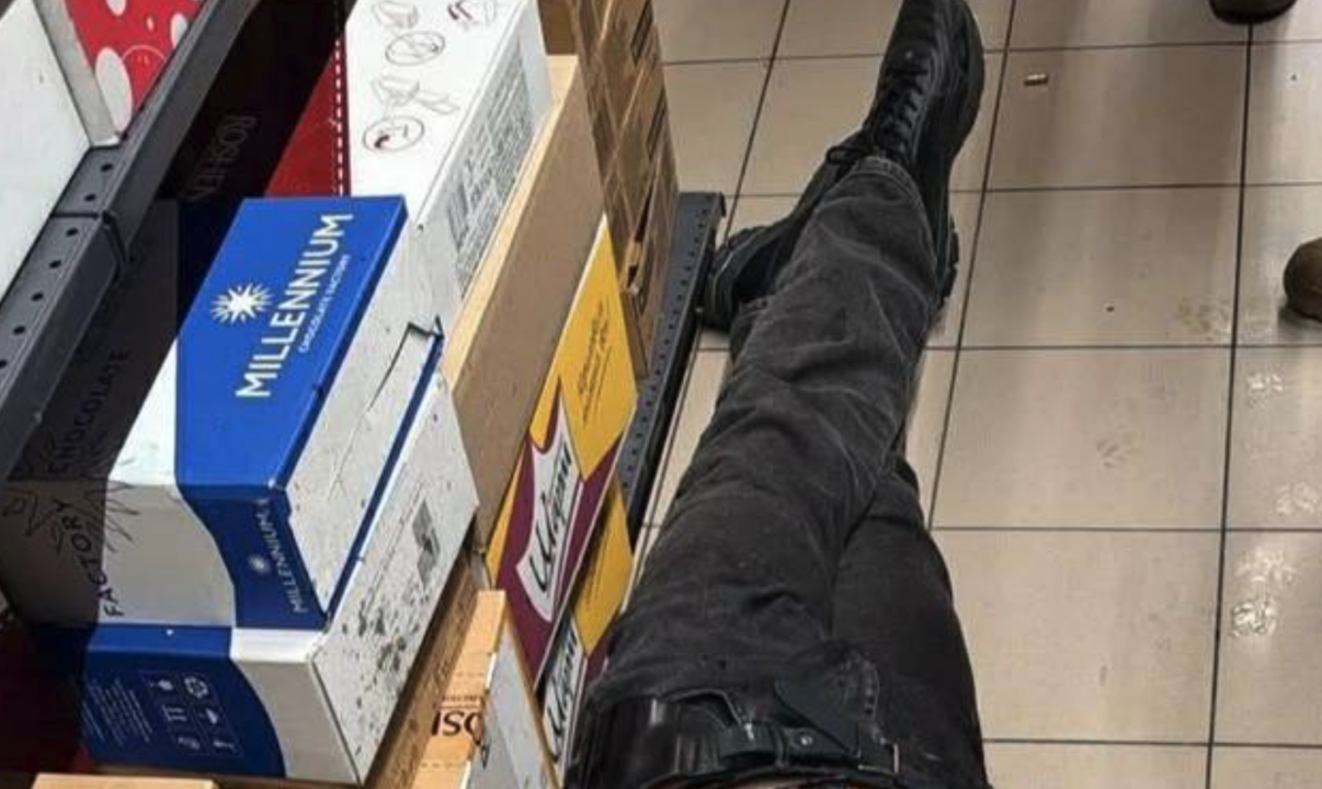 Homem abre fogo em supermercado em Kiev, faz reféns e deixa mortos