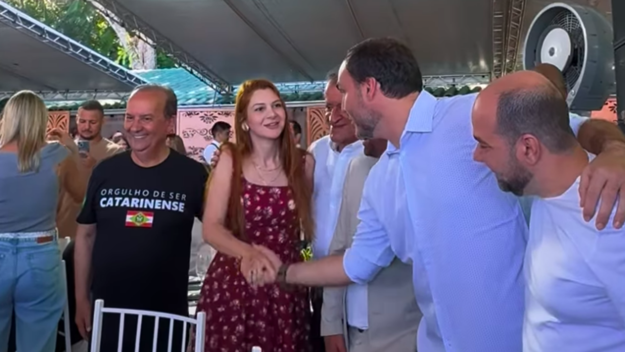 Crusoé: O aperto de mãos da discórdia de Carlos Bolsonaro