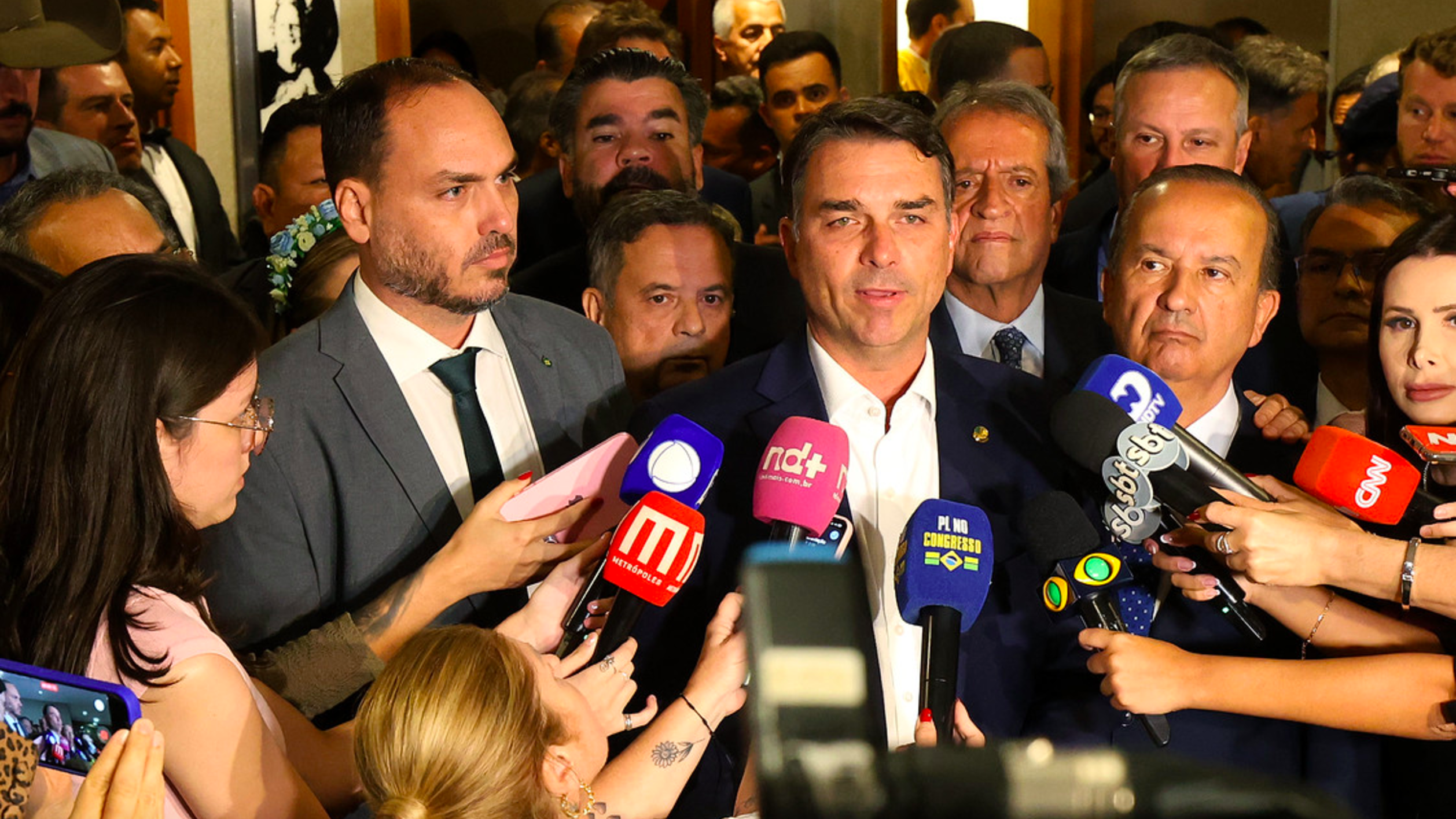 Crusoé: Carlos Bolsonaro anuncia fiscalização de apoio a Flávio