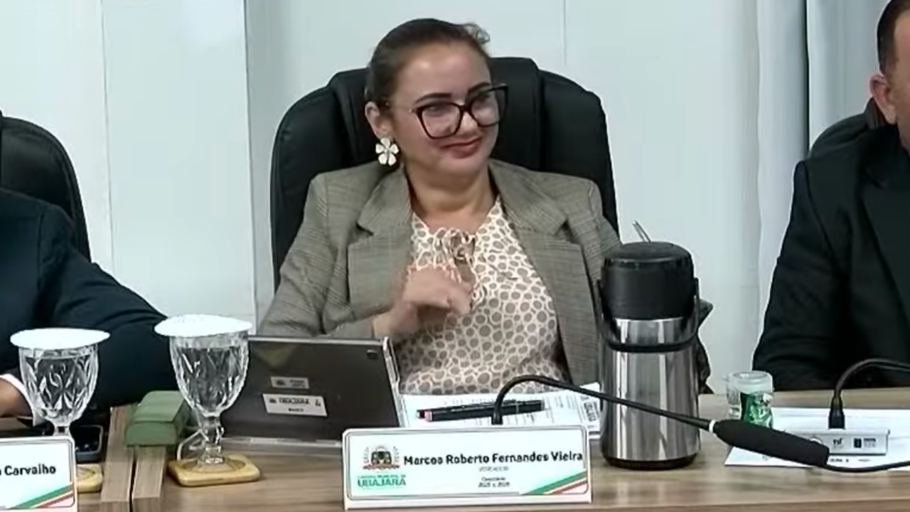 Vereadora de Ubajara faz gesto obsceno em plenário durante sessão transmitida