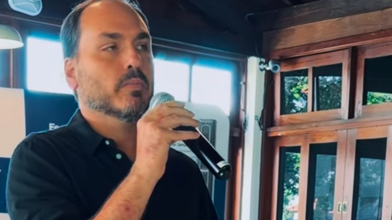 “Você está mordendo a isca”, diz Carlos a Flávio Bolsonaro