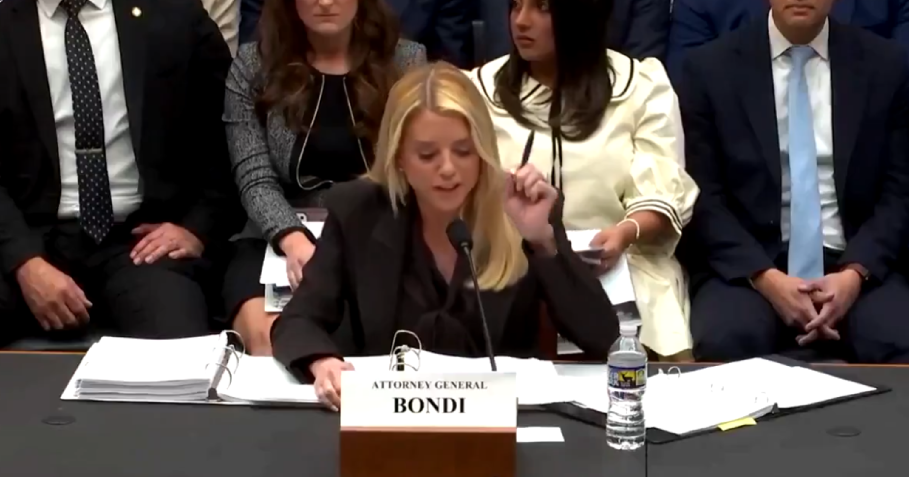 Trump demite procuradora-geral