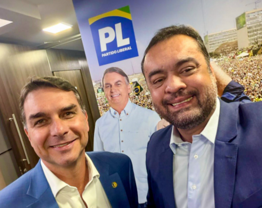 Castro posa com Flávio Bolsonaro em dia de julgamento no STF