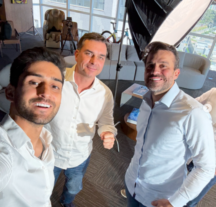 Assessor de Marçal que agrediu marqueteiro grava vídeo com Flávio Bolsonaro