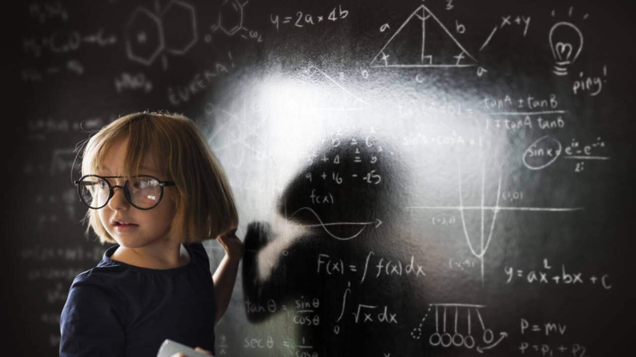Cientistas explicam de onde vem a inteligência das crianças e o que realmente molda o cérebro infantil
