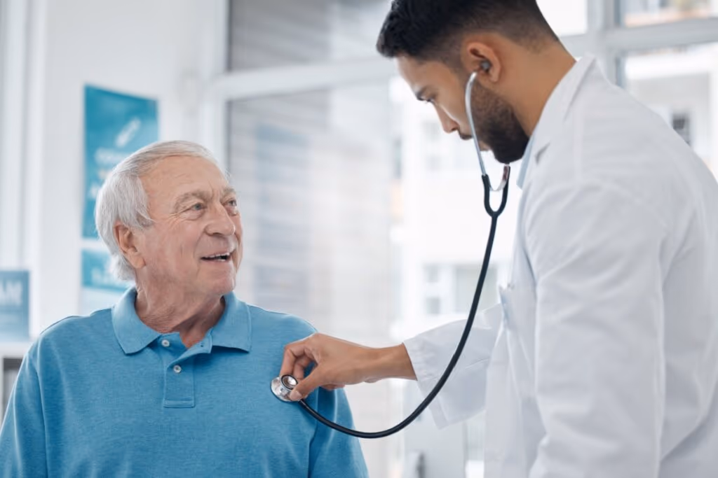 Dor no peito nem sempre é igual: 5 mitos e verdades sobre o sintoma que pode indicar risco ao coração