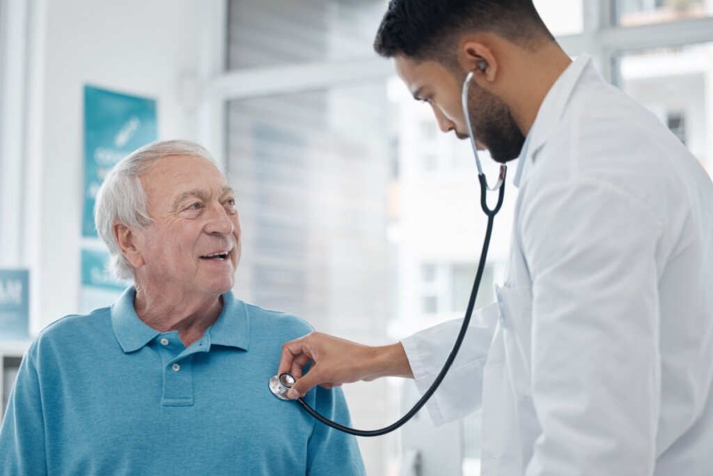 Dor no peito nem sempre é igual: 5 mitos e verdades sobre o sintoma que pode indicar risco ao coração