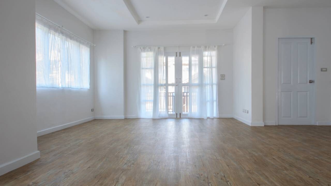 Empreendedora que colocou 75 quartos para alugar Ganho cerca de $410 por apartamento e recuperei o investimento em 6 meses