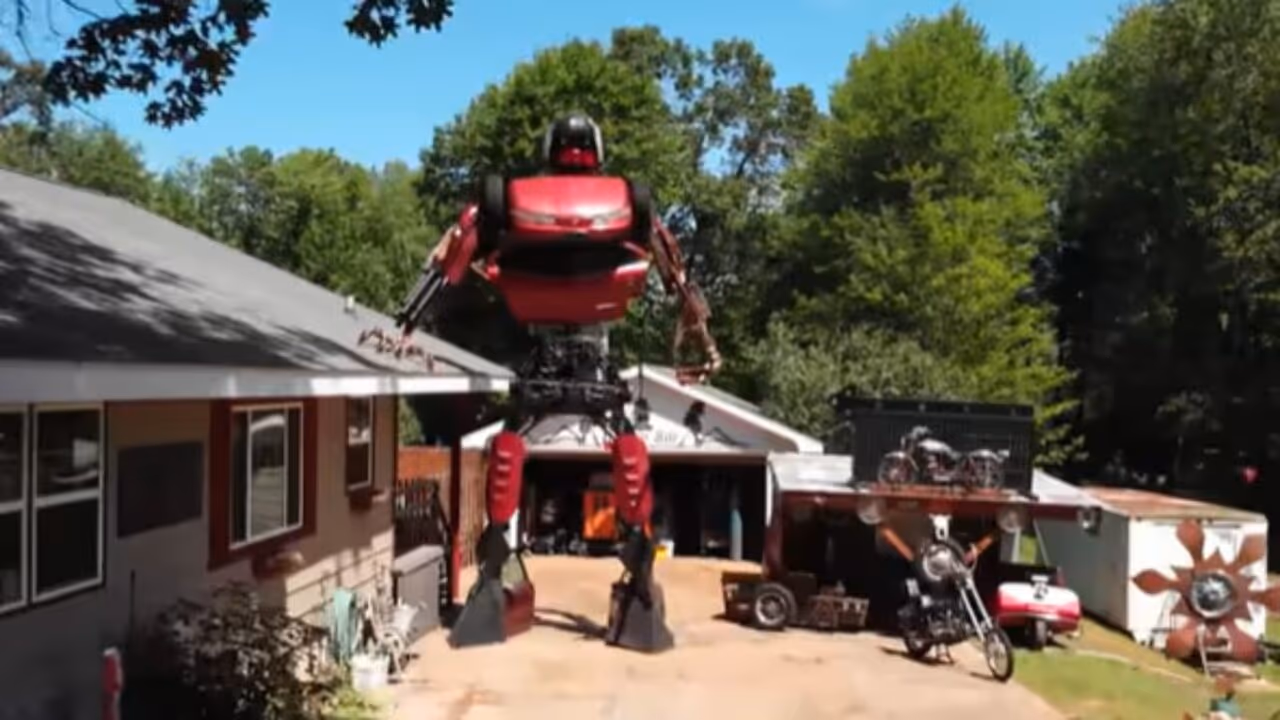 Engenheiro constrói incrível robô Transformer gigante de 7 metros no quintal de casa