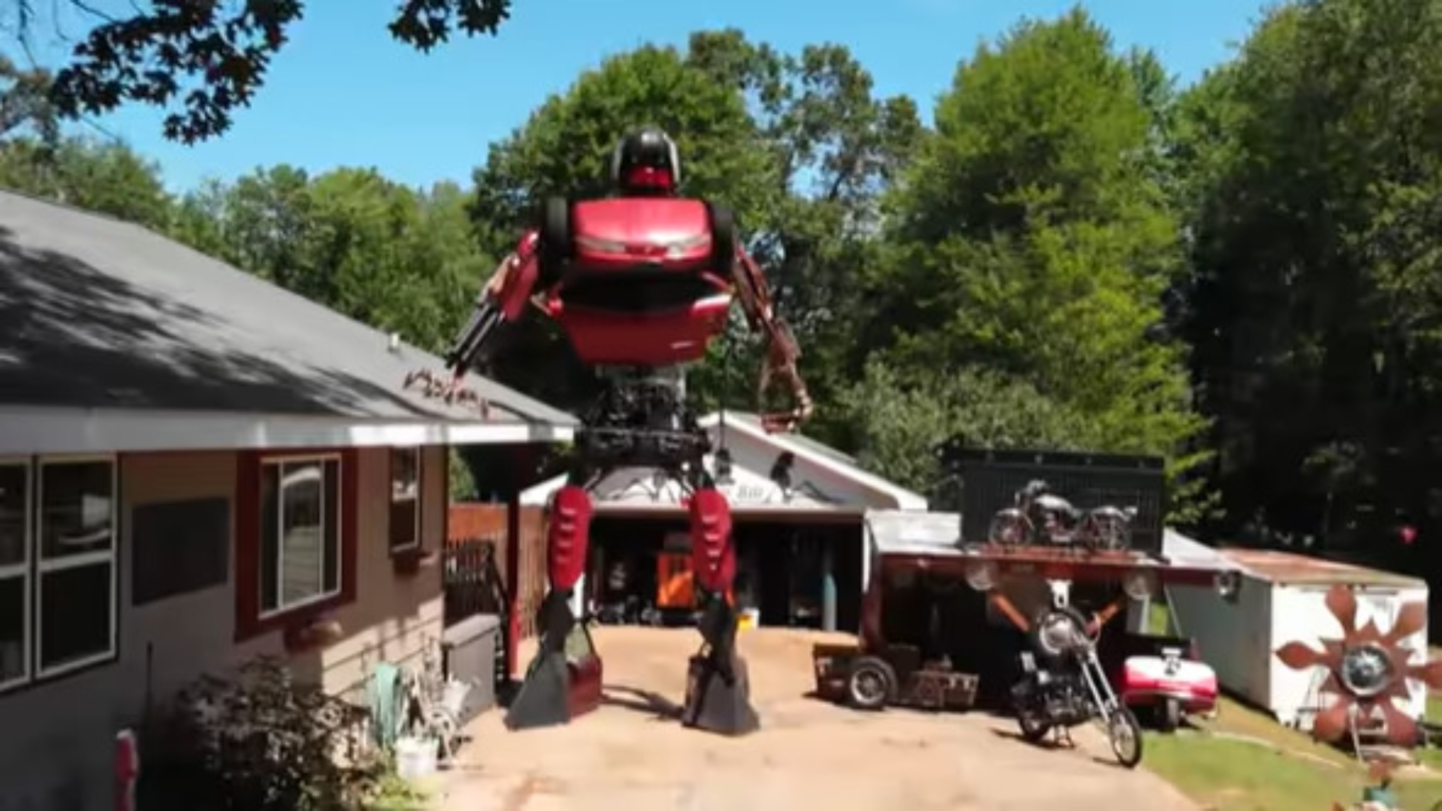 Engenheiro constrói incrível robô Transformer gigante de 7 metros no quintal de casa