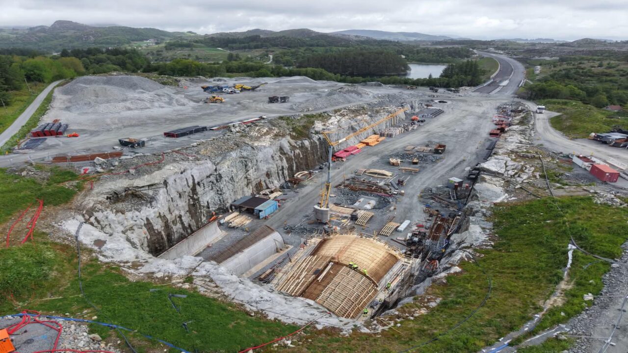 Estrada está sendo construída 400m abaixo do mar para motoristas dirigirem em um túnel submarino que será marco da engenharia moderna