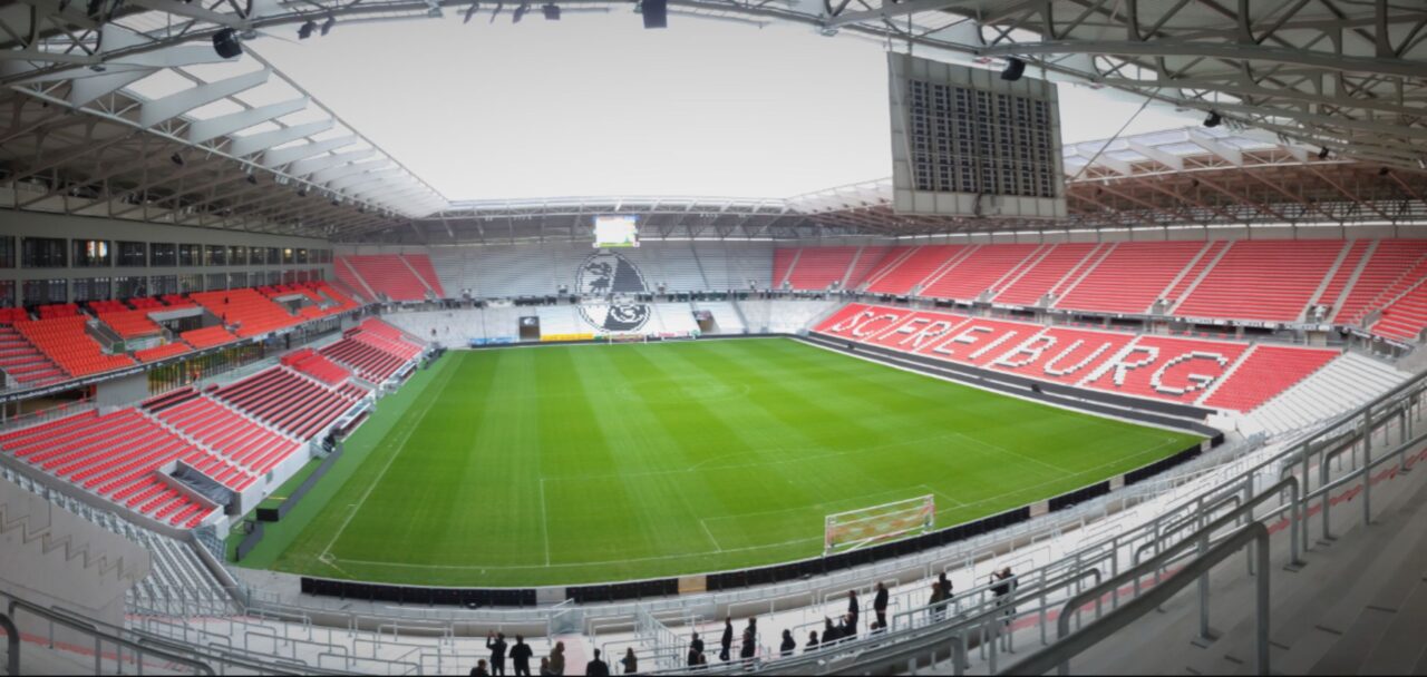 A engenharia por trás do estádio que instalou um teto solar gigante para gerar a própria energia