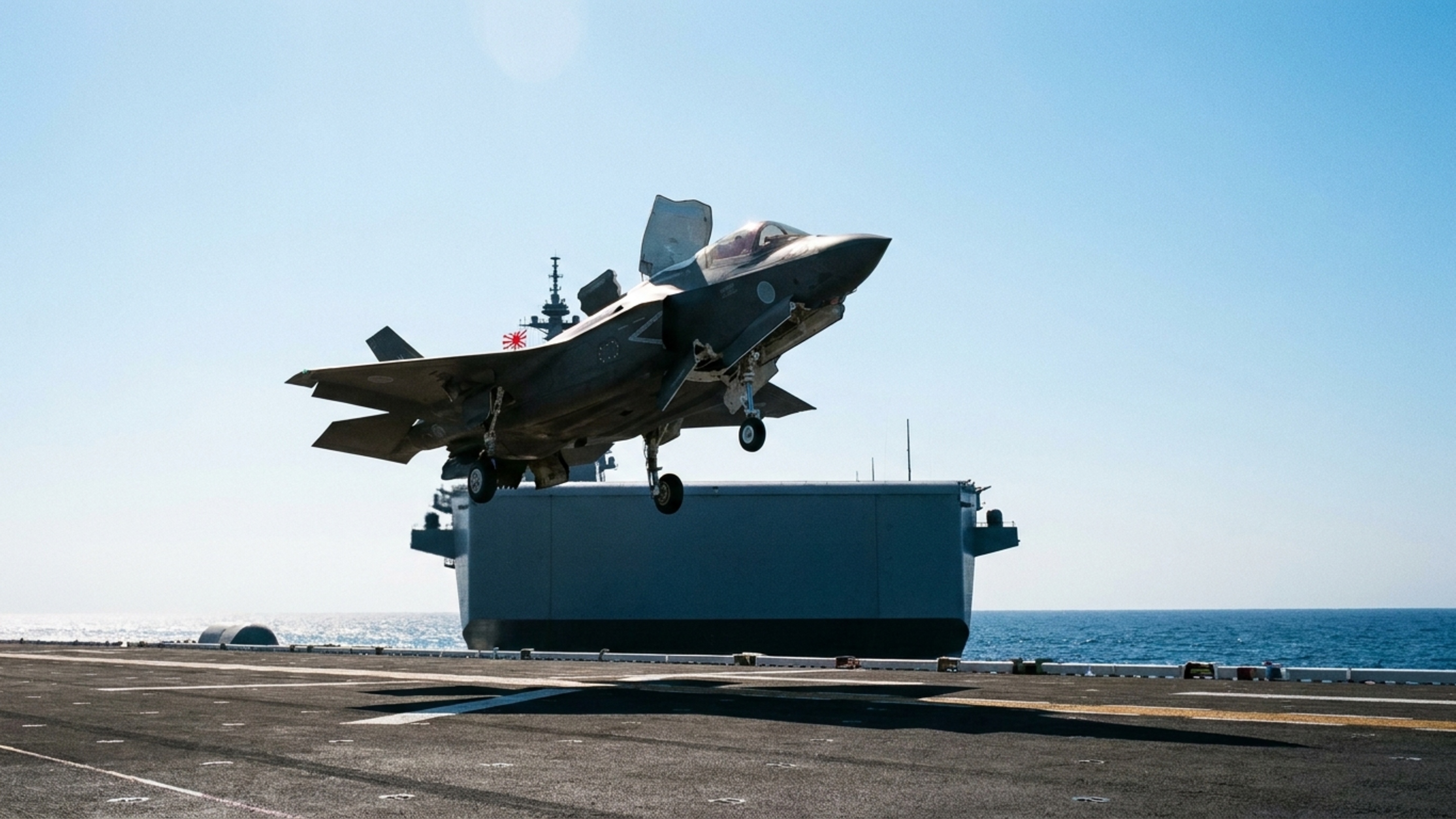 Japão muda estratégia militar, navios “defensivos” agora operam caças furtivos F-35 e acendem alerta no Pacífico