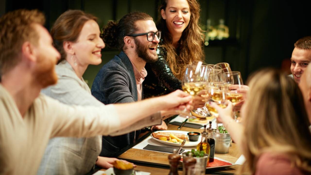 Falar essas frases em restaurantes revela muito da sua inteligência social