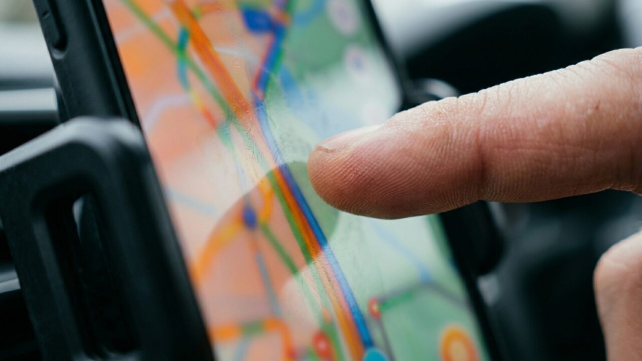 Motoristas que usam o celular no suporte com GPS também podem ser multados? O que diz o CTB em 2026