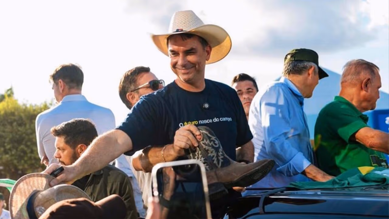 Flávio é aconselhado pelo pai a “seguir firme” após vazamento de áudios