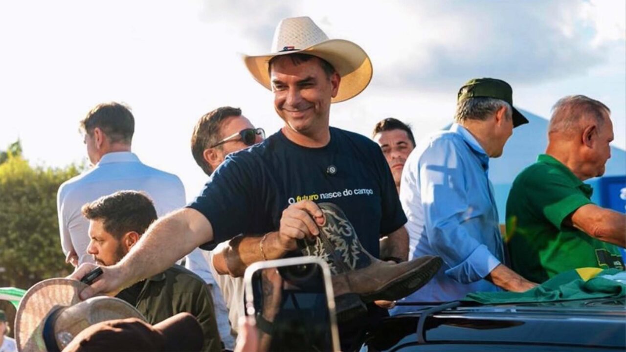 Base bolsonarista mantém apoio a Flávio após “Dark Horse”, indica Datafolha