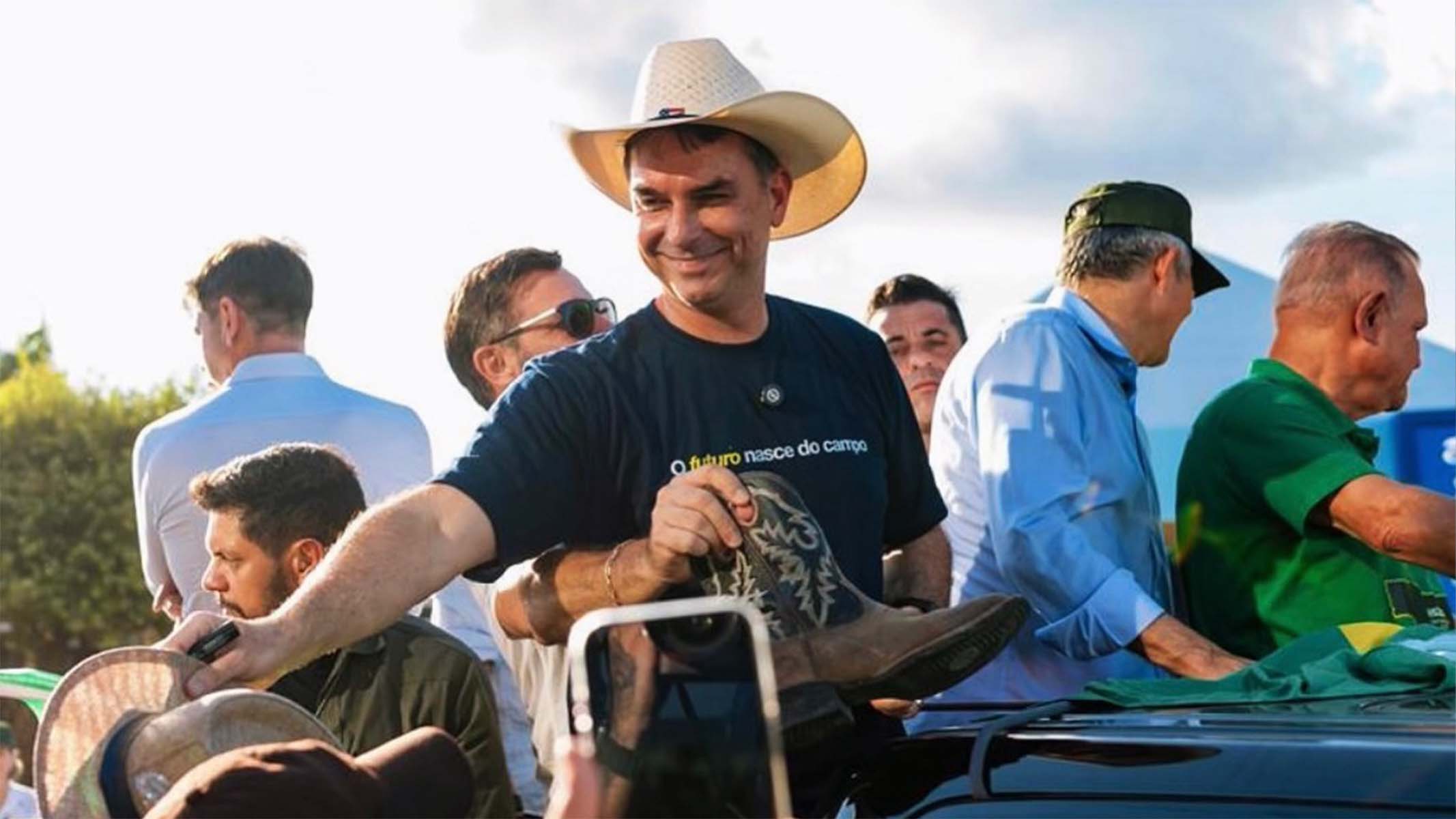 Base bolsonarista mantém apoio a Flávio após “Dark Horse”, indica Datafolha