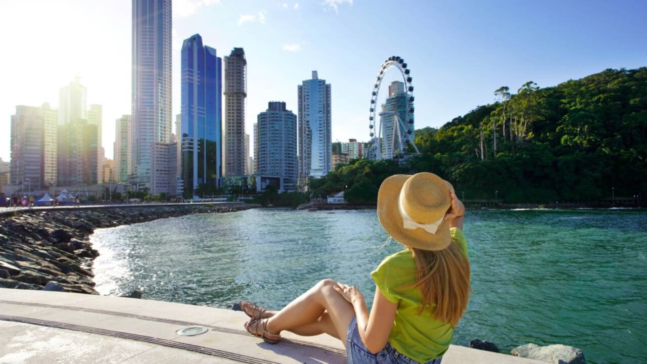 Florianópolis se junta a Balneário Camboriú, Vitória e outros polos turísticos onde aluguel por temporada e custo de viagem assustam visitantes