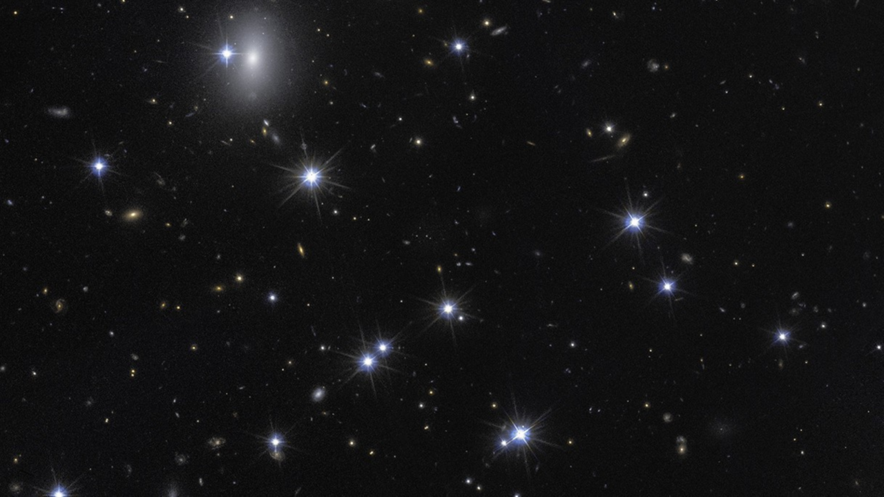 Hubble encontrou uma galáxia tão escura que ela parece feita quase só de matéria escura