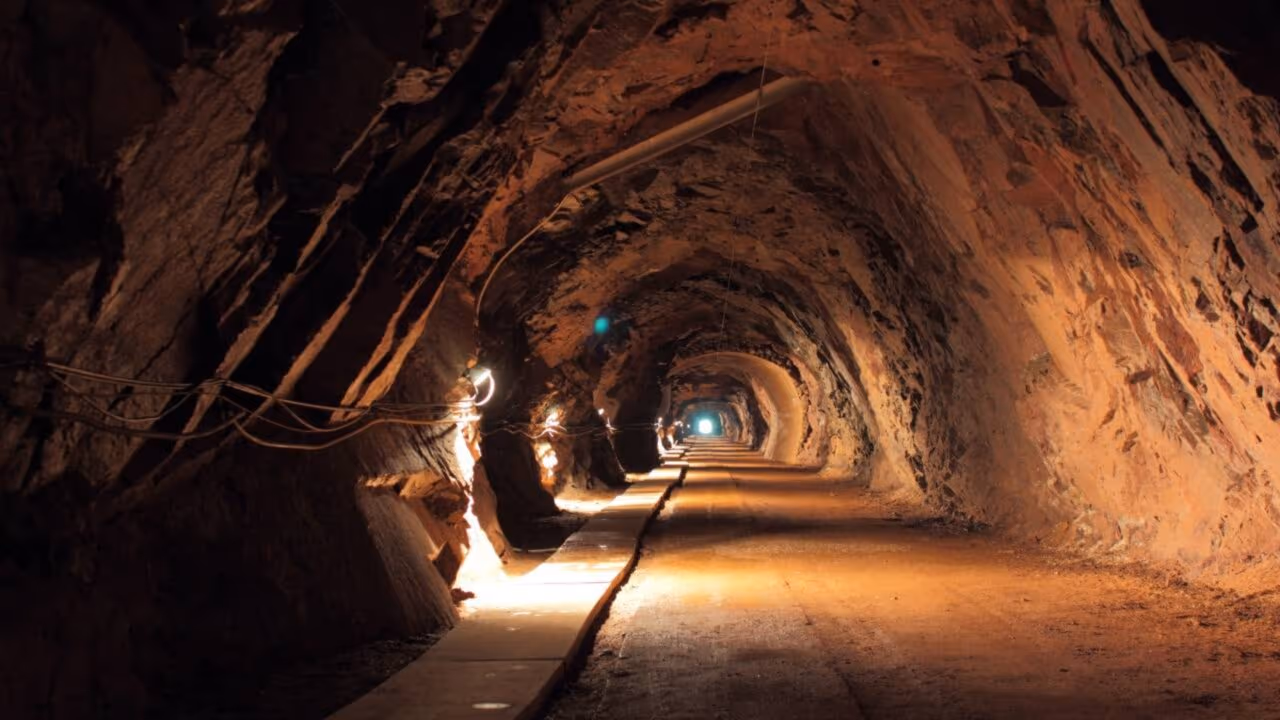 Grande túnel subterrâneo usado para transporte de drogas é descoberto entre Marrocos e Espanha; apreensão foi de 17 toneladas