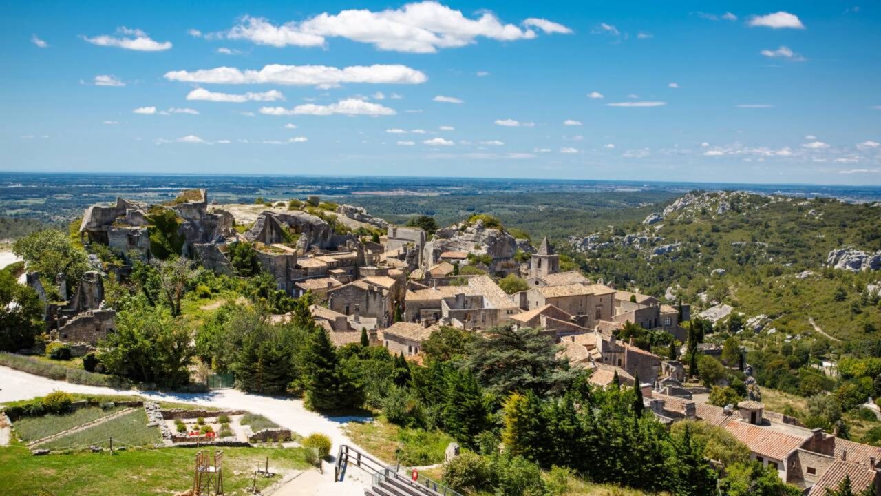Jean Reno vive seis meses por ano em Les Baux-de-Provence, uma vila de 265 habitantes no coração dos Alpilles franceses