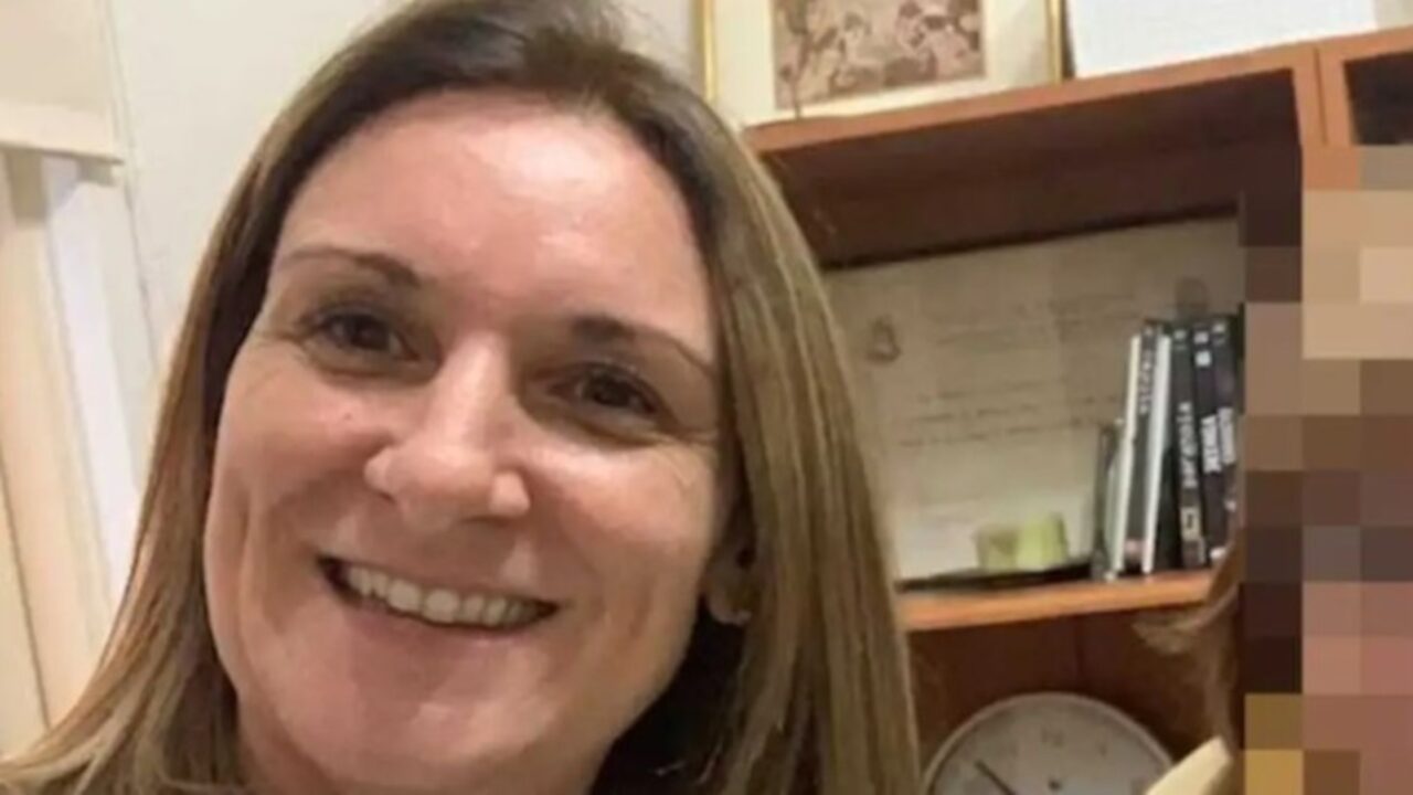 Mãe de jogador de futebol foi presa acusada de liderar esquema multimilionário; mesmo com as dificuldades pessoais por conta da prisão, o jogador continua focado em sua carreira no futebol