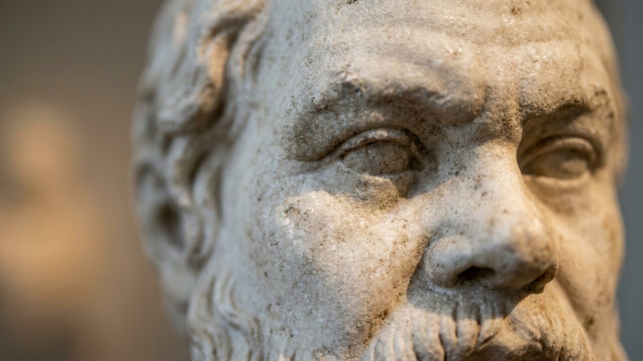 Sócrates para quem se preocupa demais com a opinião alheia "Conhece-te a ti mesmo".