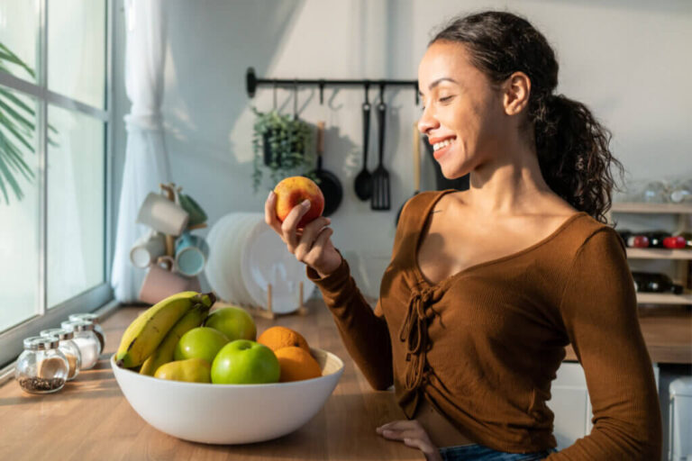 Entenda como comer mais frutas e vegetais pode melhorar a qualidade do sono