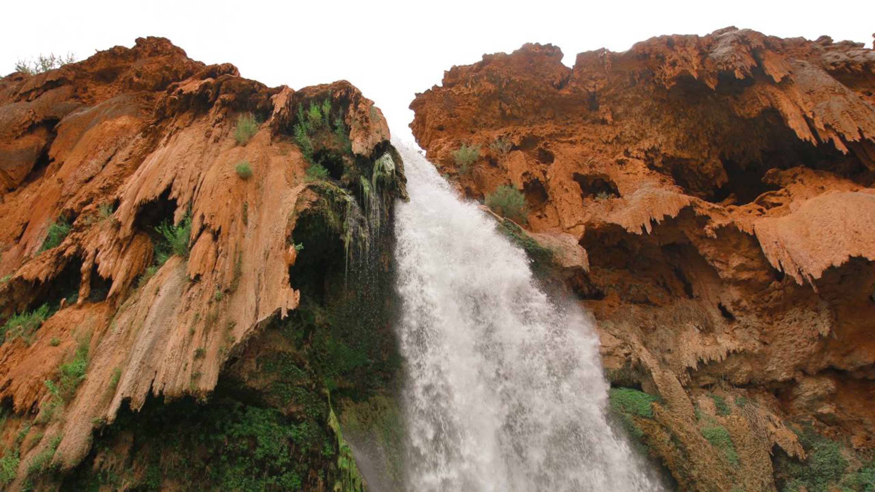 Mulher sobrevive milagrosamente após cair de cachoeira de 10 metro de altura
