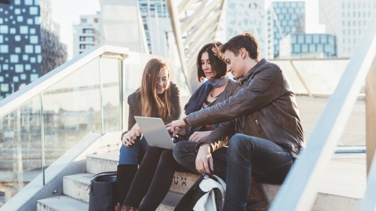 Aqui a vida pessoal está em 1° lugar, por isso é normal as pessoas saírem do trabalho às 15h; enquanto isso a Geração Z já está de olho na semana de 4 dias