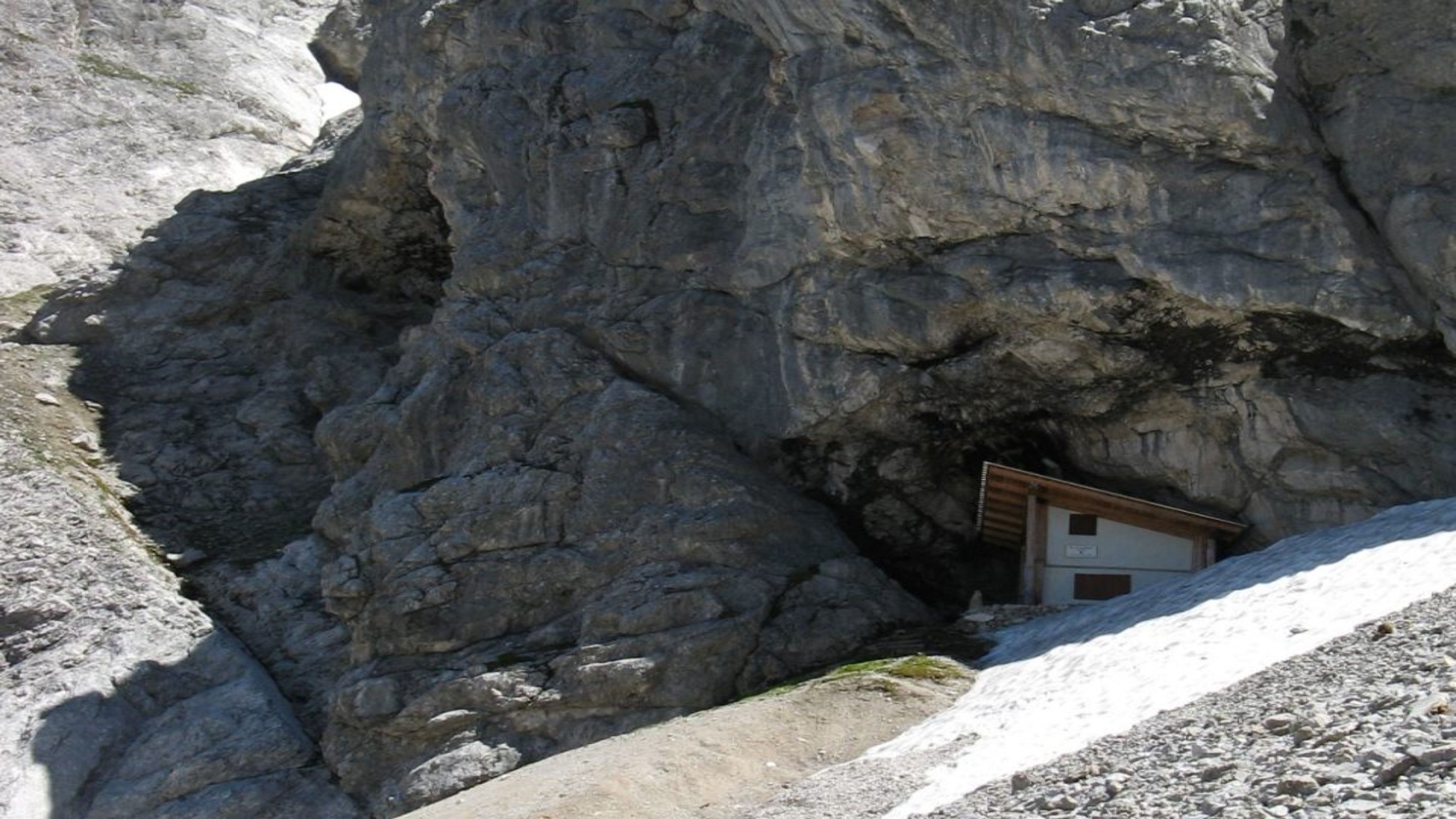 No meio das rochas existe uma cabana que é o menor refúgio dos Alpes