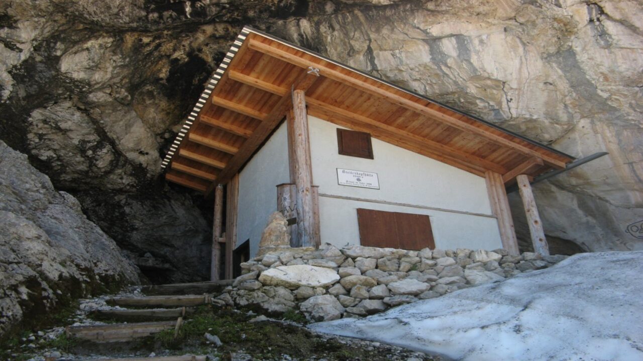 No meio das rochas Aqui está o menor refúgio dos Alpes