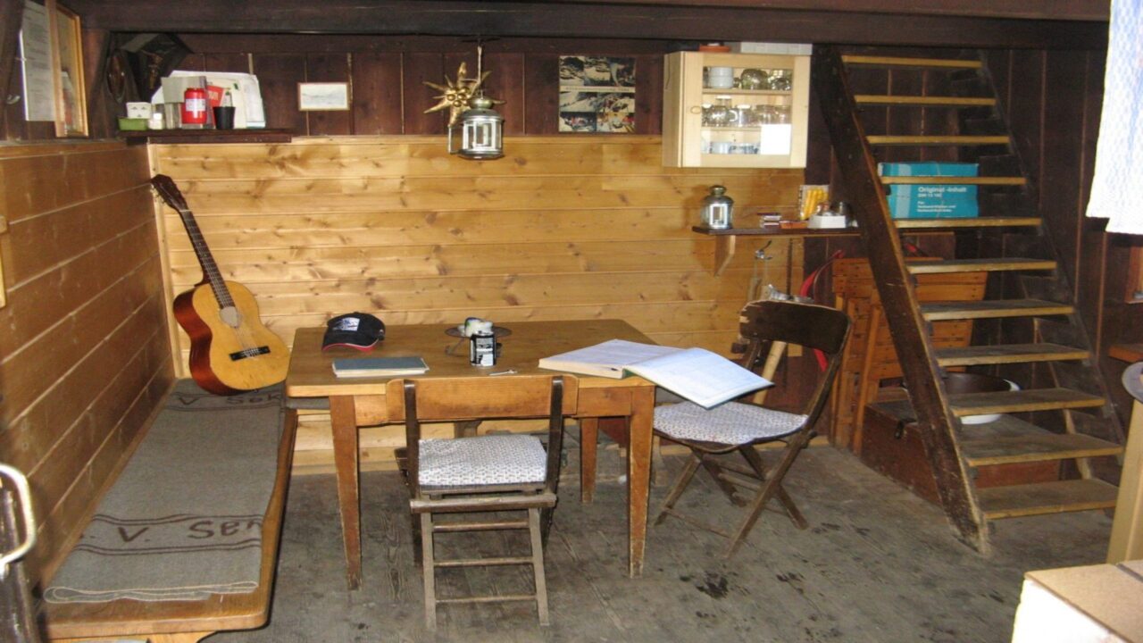 No meio das rochas existe uma cabana que é o menor refúgio dos Alpes