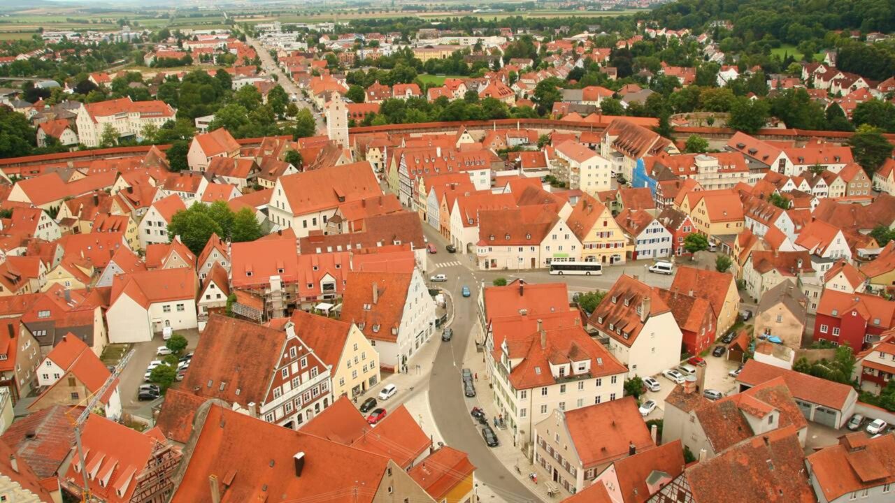 A cidade medieval construída dentro da cratera de um meteorito onde as casas escondem milhões de diamantes