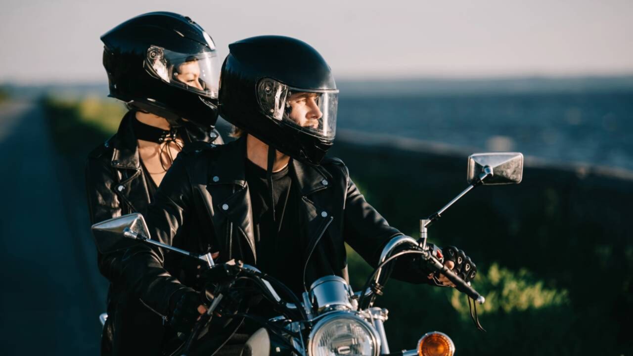 Nova regra para capacetes está prestes a entrar em vigor e motociclistas precisam ficar espertos