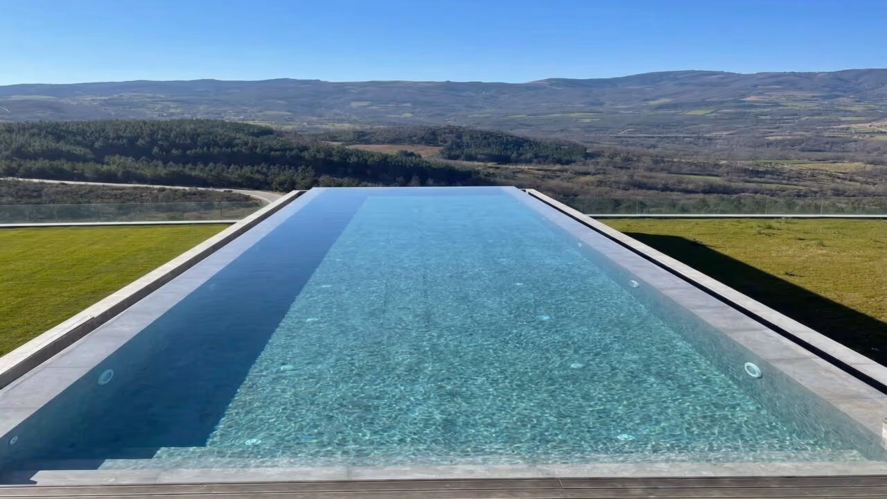 Novo hotel a quase mil metros de altitude tem piscina suspensa para aproveitar a paisagem