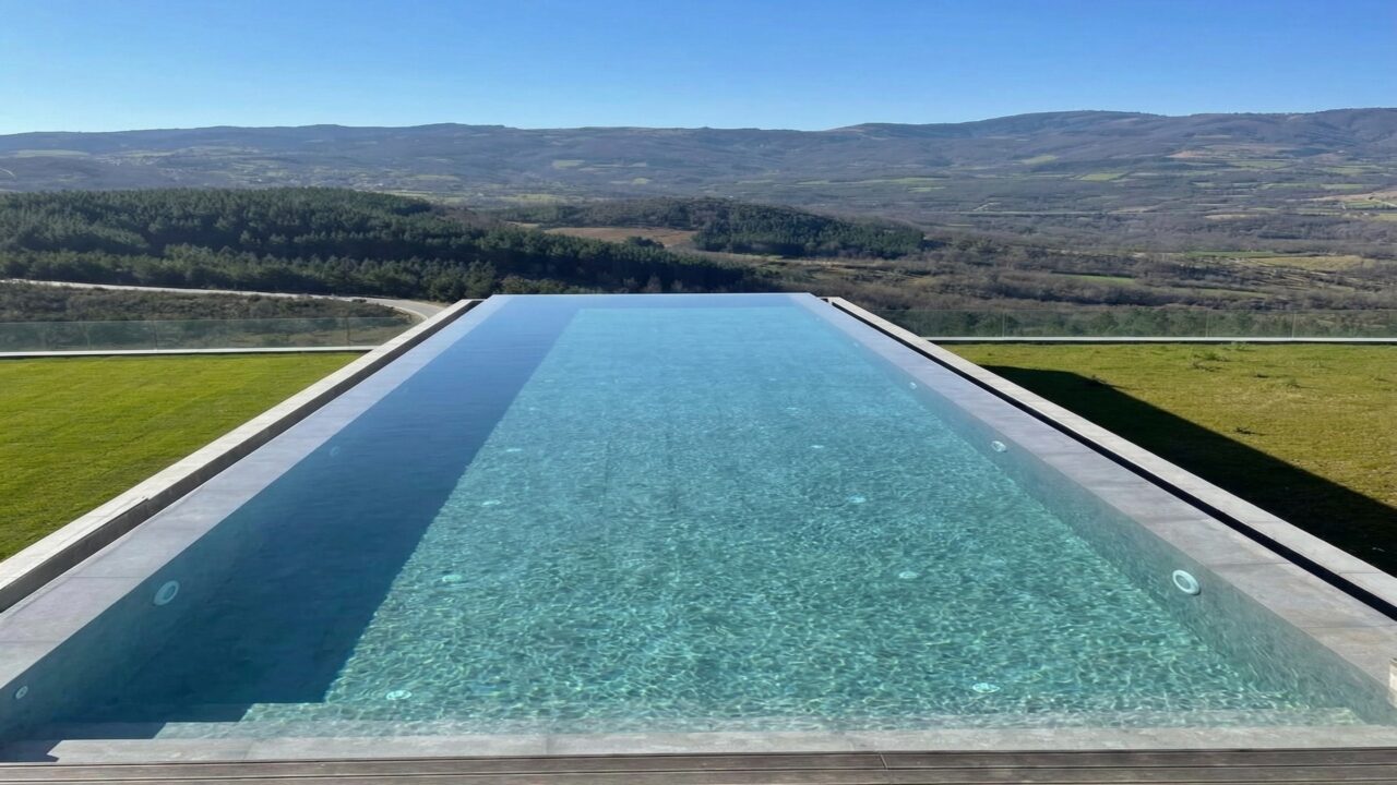 Novo hotel a quase mil metros de altitude tem piscina suspensa para aproveitar a paisagem